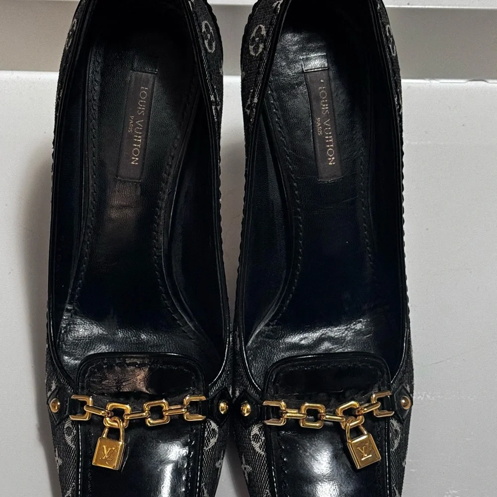 AUTHENTIC Louis Vuitton LV Monogram Chain-Link Accents Pumps